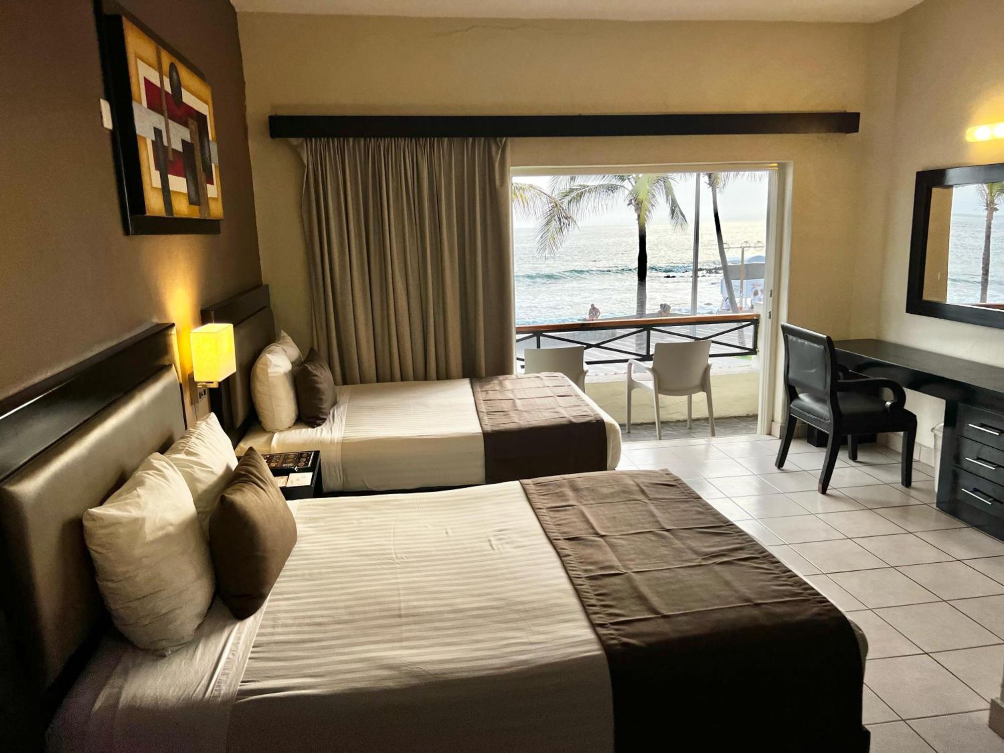 Hotel La Siesta Malecon Мазатлан Номер фото